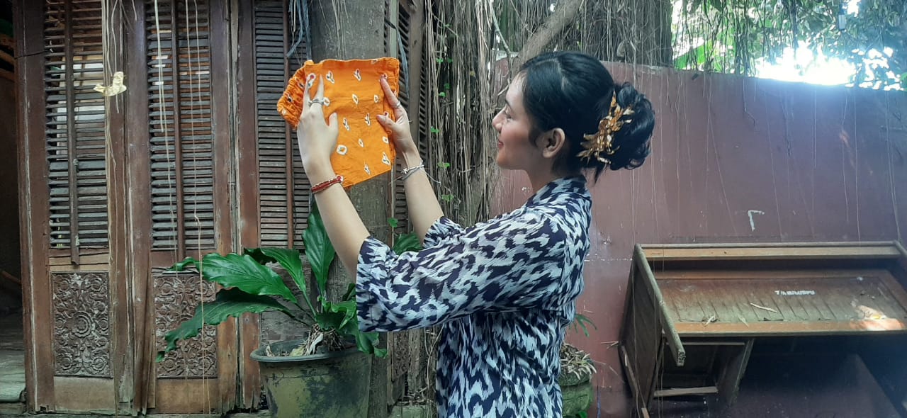 MENAWAN: Komang Devi Permata Suci, pengelola Batik Jepun Bali memilih produksi yang tradisional untuk kembangkan usahanya