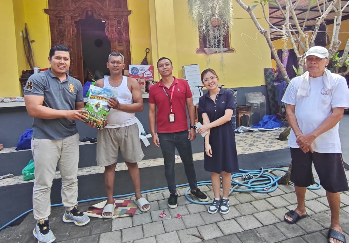 BERBAGI: Branch Manager CIMB Niaga Cabang Sanur, Komang Gita Purnama Putra menyerahkan CSR sembako kepada karyawan terdampak banjir di Denpasar pada 19 September 2025 lalu.