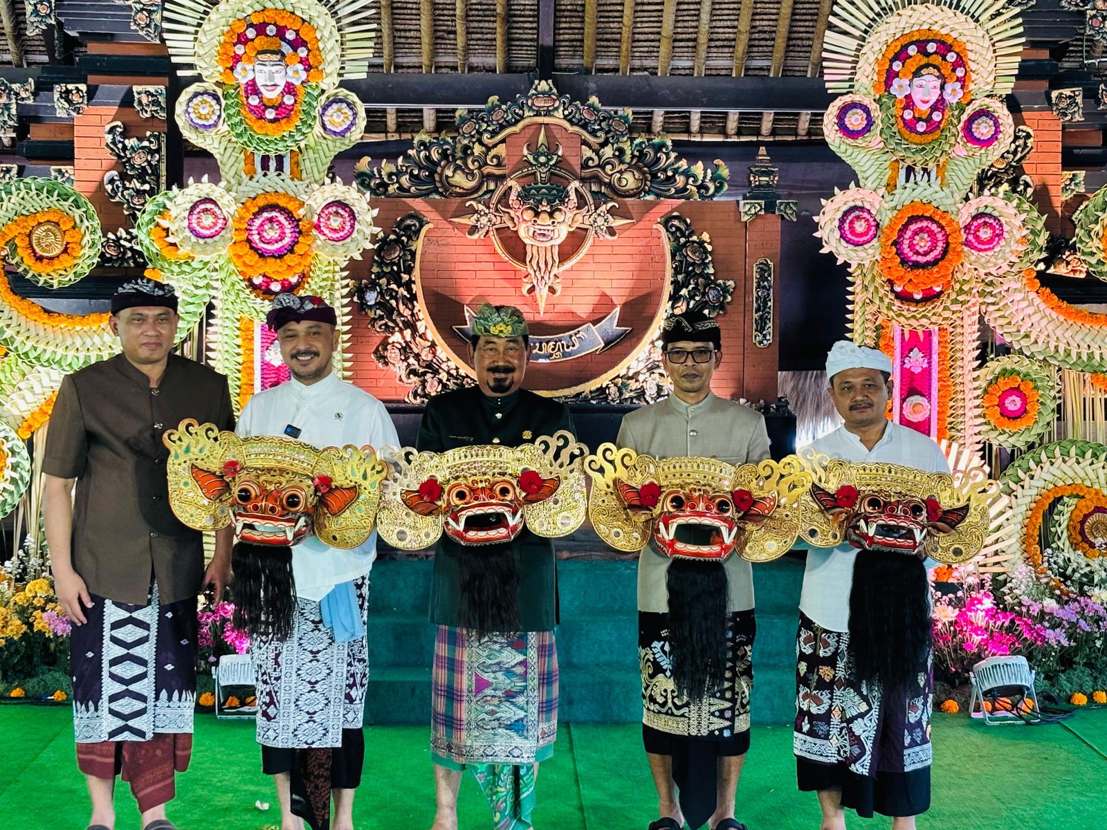 Ida Cokorda Mengwi XIII (tengah) saat pembukaan Taman Ayun Barong Festival, Sabtu (27/9/2025). (Marsellus Pampur/Radar Bali)