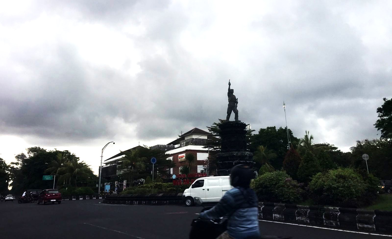ilustrasi cuaca Kota Denpasar saat mendung tebal. (Foto: Miftahuddin/Radar Bali)