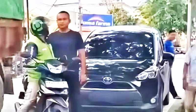 TEREKAM KAMERA : Tangkapan layar insiden pria diduga oknum TNI pukul ojol di Pontianak. (Instagram/si_enchann)
