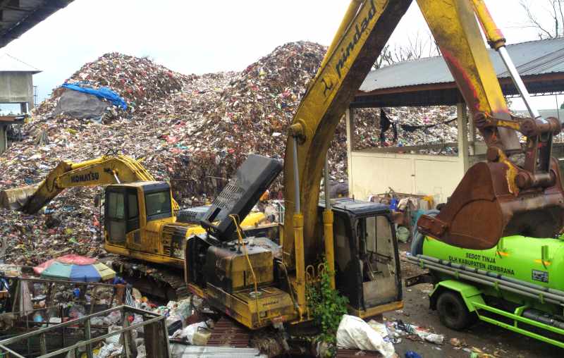 JADI PROBLEM KLASIK : Kondisi sampah dan  alat berat yang mulai rusak di TPA Peh. (Foto: M.Basir/Radar Bali)