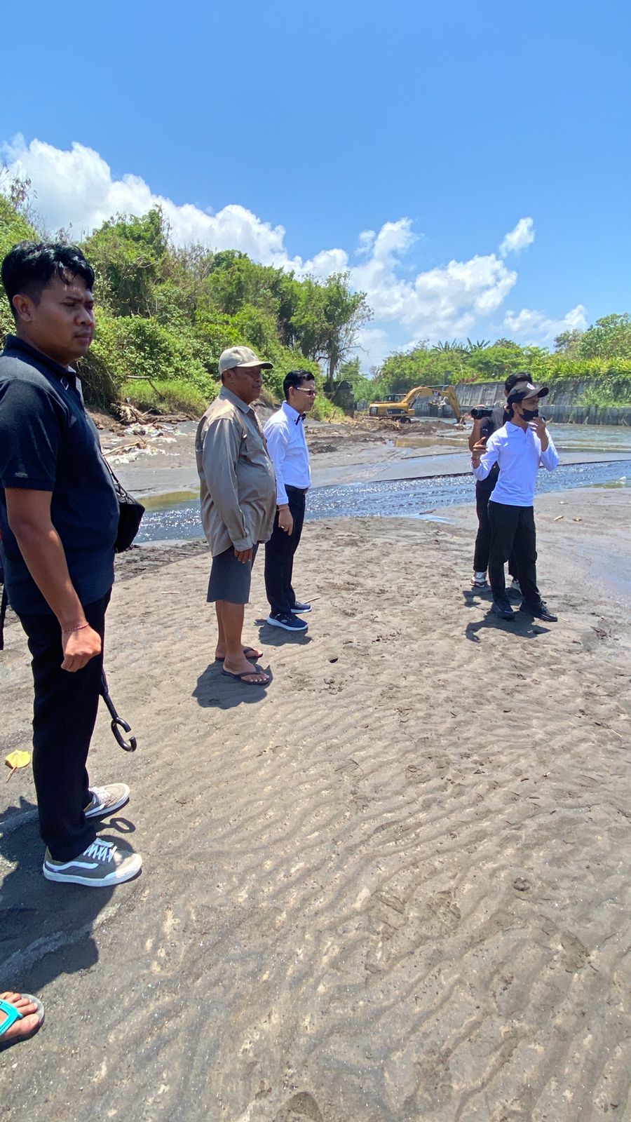 Bupati Klungkung I Made Satria (3 dari kiri), meninjau pengerjaan sodetan aliran sungai Tudad Bubuh di Pantai Tegal Besar, Minggu (28/9/2024).