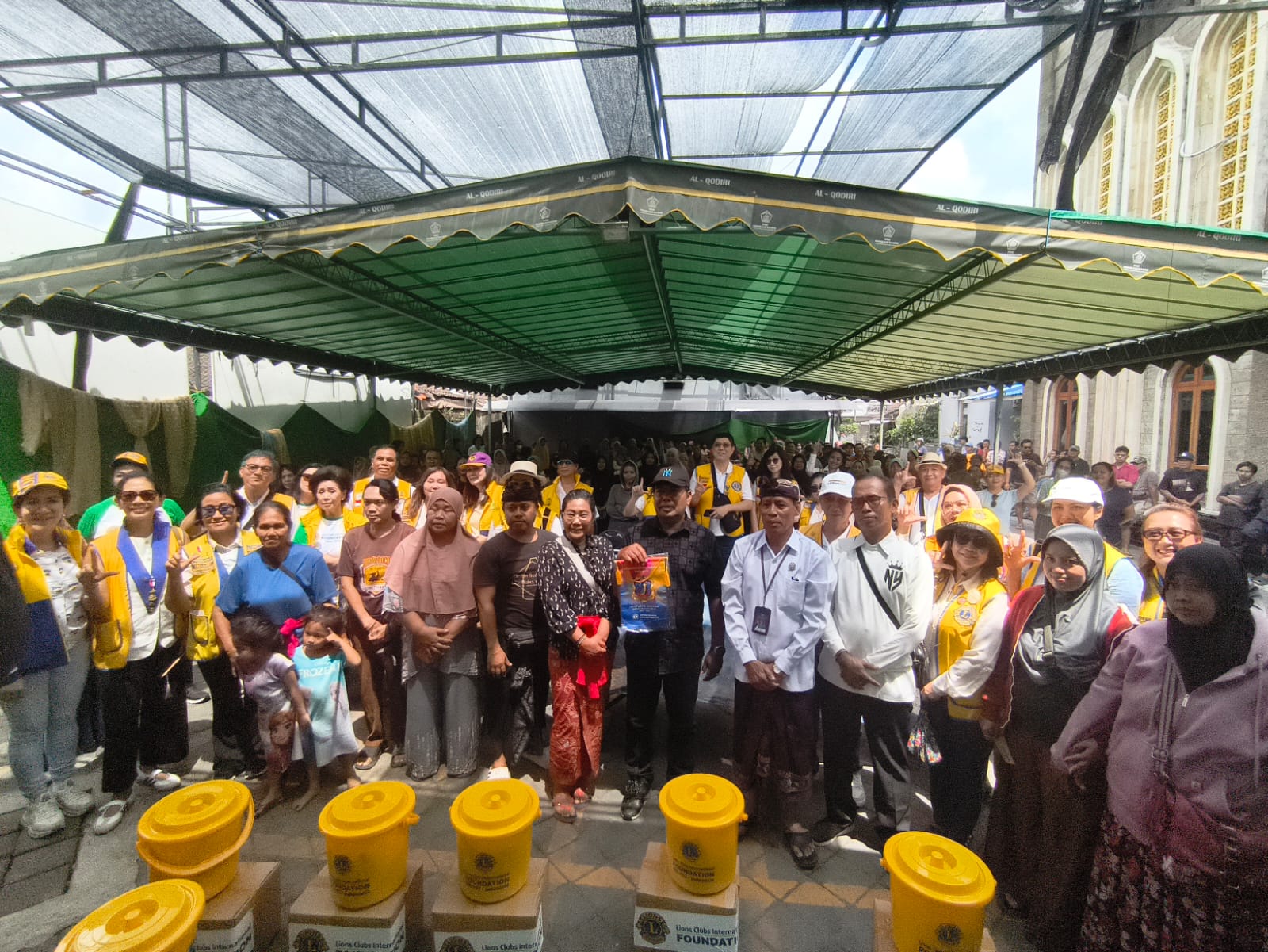 WUJUD PEDULI: Penyerahan bantuan untuk korban oleh Lions Clubs International Foundation (LCIF) di Pemecutan, Denpasar, Senin (29/9/2025). (Andre Sulla/Radar Bali)