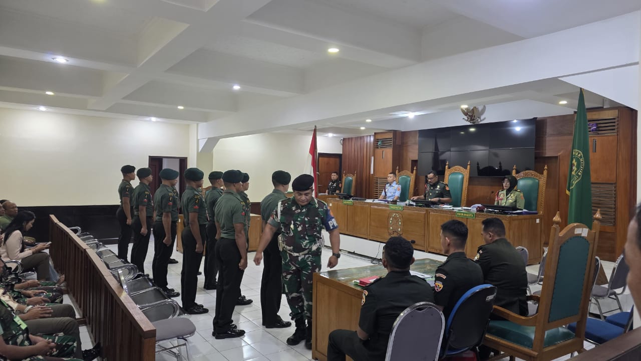 SADIS: 10 personil TNI  Berada di ruangan Sidang Pengadilan Militer Denpasar, Senin (29/9/2025).