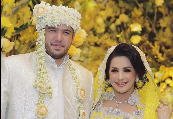 Potret Ahmad Assegaf bersama dengan Ibu Ala di hari pernikahan dengan Tasya Farasya.