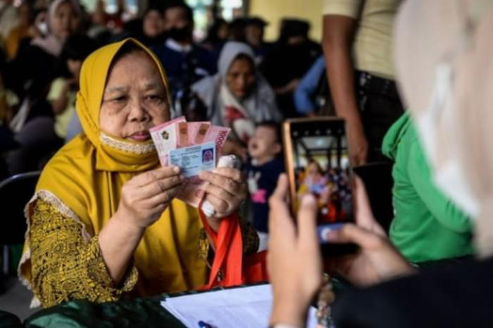 Foto ilustrasi proses pencairan bansos BPNT dari Kemeterian terkait