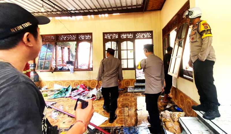 GELAR OLAH TKP : Polisi melakukan olah tkp di lokasi rumah terbakar yang ada di Banjar Dinas Tauman, Desa Nyuh Tebel, Manggis. (istimewa)