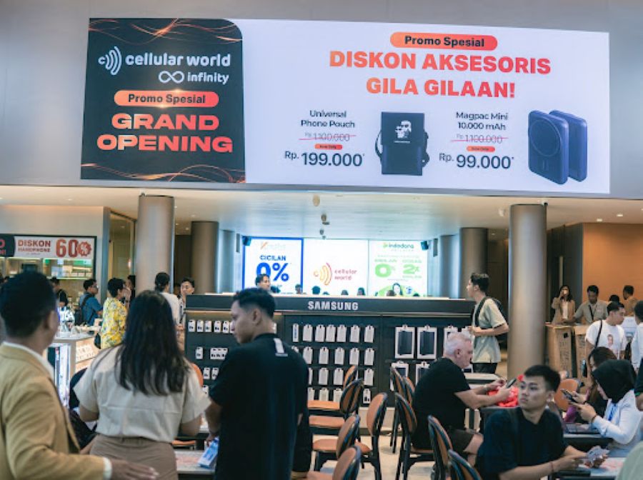 Konsumen mulai antre ketika promo diskon dibuka di Cellular World dibuka