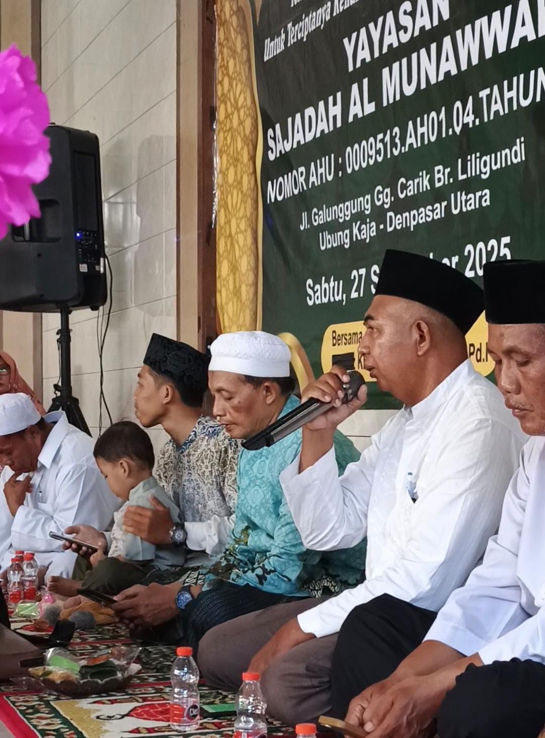 H. Antoni selaku Ketua Yayasan Sajadah Al Munawwaroh (memegang mik) pada peringatan Maulid Nabi Muhammad SAW, Sabtu (27/9/2025).