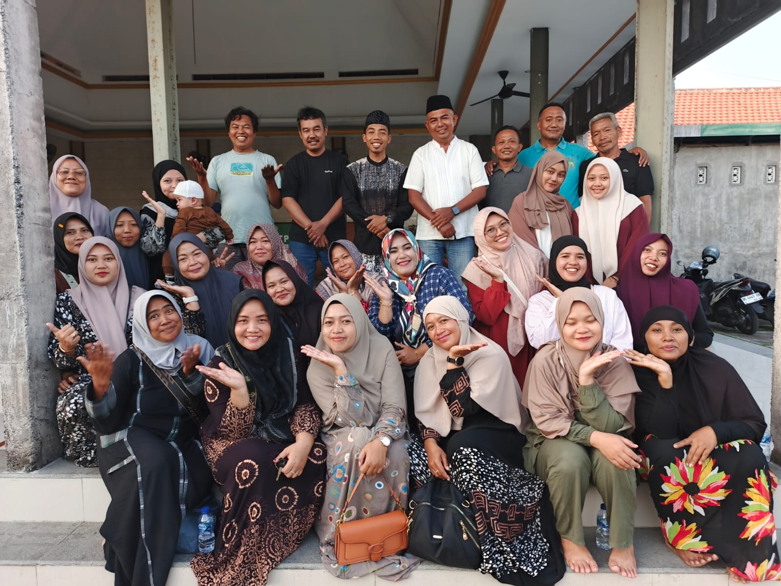 FOTO BERSAMA: Jamaah Yayasan Sajadah Al Munawwaroh Denpasar.