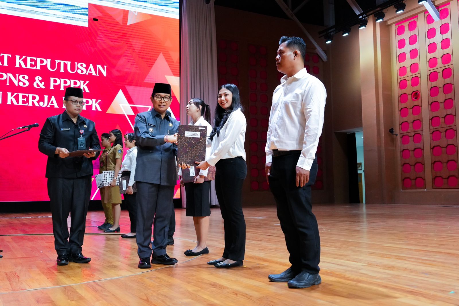 Bupati Wayan Adi Arnawa mengambil menyerahkan SK. Pengangkatan PPPK Tahap II Formasi Tahun 2024 dan SK. Pengangkatan PNS dari IPDN di Balai Budaya Giri Nata Mandala, Puspem Badung, Senin (29/9).