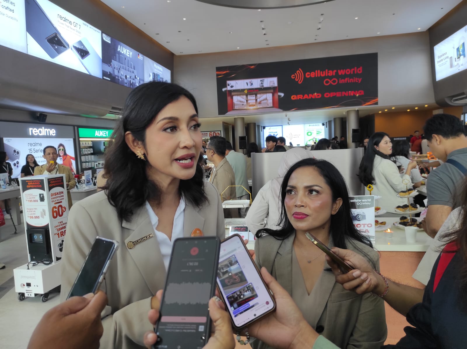 TEBAR DISKON: CEO Cellular World Malika Jiwaji saat sesi doorstop bersama awak media, 29 September 2025.