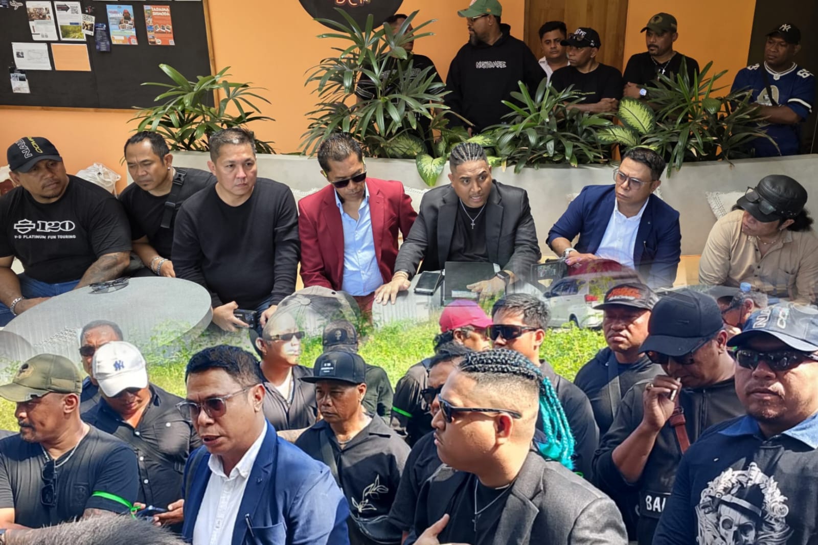 TEMPATI LAHAN: Tim Kuasa Hukum Erkin Inggriani Tedjokoesoemo berikan penjelasan, Rabu (1/10/2025). (Andre Sulla/Radar Bali)