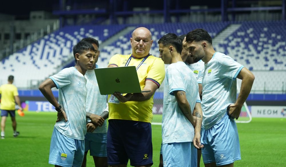 Bojan Hodak memimpin latihan teknis Persib jelang lawan Bangkok United