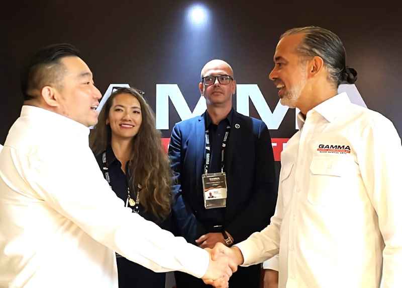 UCAPKAN SELAMAT : Tommy Paulus Hermawan (kiri) berjabatan tangan dengan mantan presiden GAMMA, Alexander Engelhardt. (foto:Istimewa)