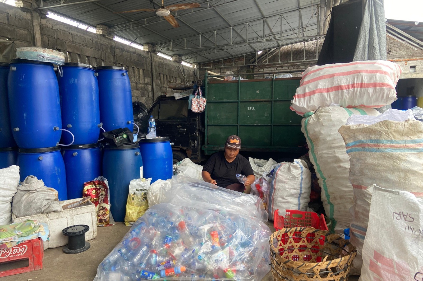 BARANG LAYAK JUAL: Salah satu pelaku Daur Ulang sampah di Denpasar selalu memanfaatkan botol plastik bekas menjadi barang bernilai ekonomi