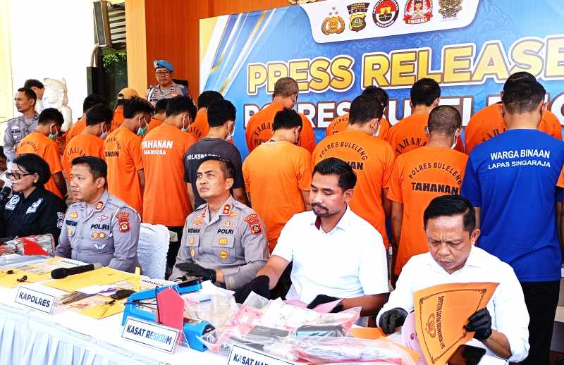 ROMBONGAN MASUK BUI : Tersangka GB diantara para tersangka lainnya saat rilis di Mapolres Buleleng. Pria 52 tahun itu tertangkap akibat penggerebekan rumah temannya. (francelino junior)