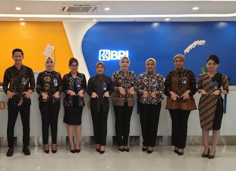 Insan BRILiaN BRI Region 17/Denpasar kompak mengenakan pakaian batik di lingkungan kerja sebagai bentuk kecintaan terhadap budaya Indonesia.