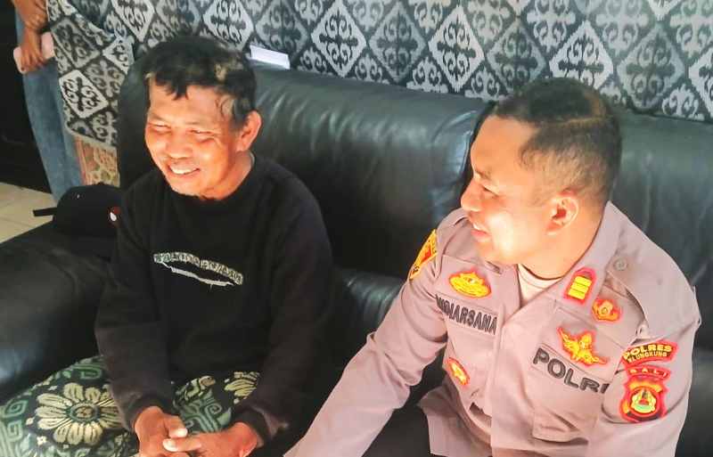 KETEMU : Pak Yan Belog (kiri) akhirnya ketemu di Denpasar, setelah dikabarkan hilang. (Foto: Polsek Banjarangkan)