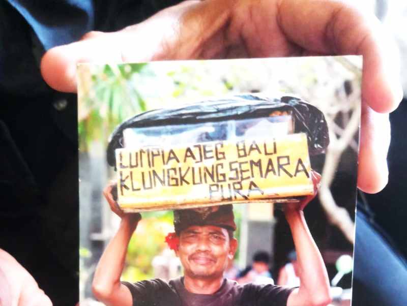 HILANG: Pedagang dengan ciri khas pakaian adat madya dan teriakan lumpia dilaporkan hilang.(foto: istimewa)