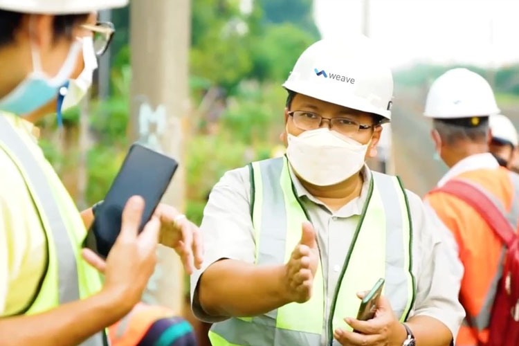 EKOSISTEM DIGITAL: Para operator lapangan Surge (WIFI) sedang memasang jaringan Wi-Fi 7 untuk akses internet supercepat di Bali