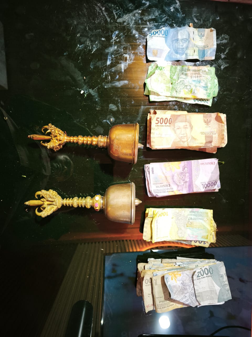 Barang bukti uang sesari yang dicuri di Pura Samuan Tiga di Jalan Raya Kerobokan, Gang Manggala, Banjar Gede, Kelurahan Kerobokan, Kuta Utara, Rabu (1/10)