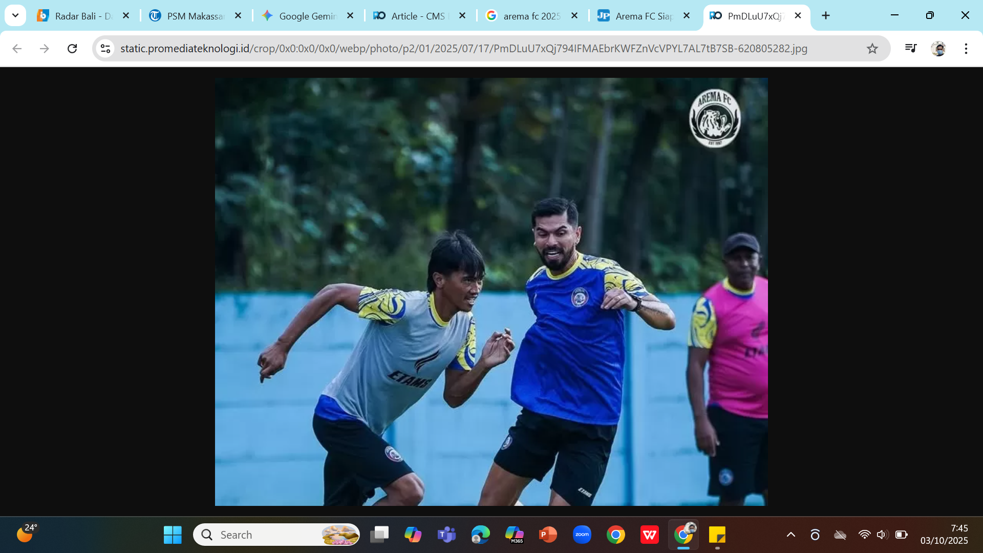 BENAHI PERTAHANAN - Pemain Arema memanfaatkan jeda internasional untuk membenahi pertahanan dari skema bola mati dan serangan balik jelang bertemu PSM Makassar