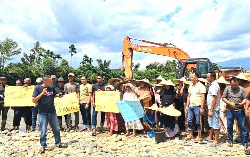 UNJUK RASA : Ibu-ibu bersama warga Kecamatan Pante Ceureumen, Aceh Barat gelar aksi tolak penutupan tambang emas.(foto: dok. RRI Aceh Barat)