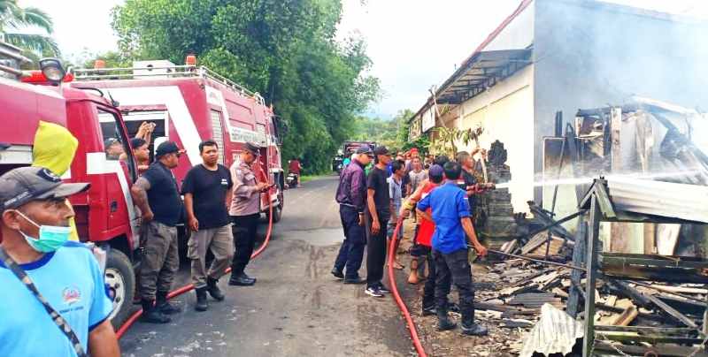 HANGUS TERBAKAR : Kondisi warung milik I Nyoman Suarkan yang ludes terbakar di Banjar Dinas Babahan Kanginan, Desa Babahan, Penebel, Tabanan.(istimewa)