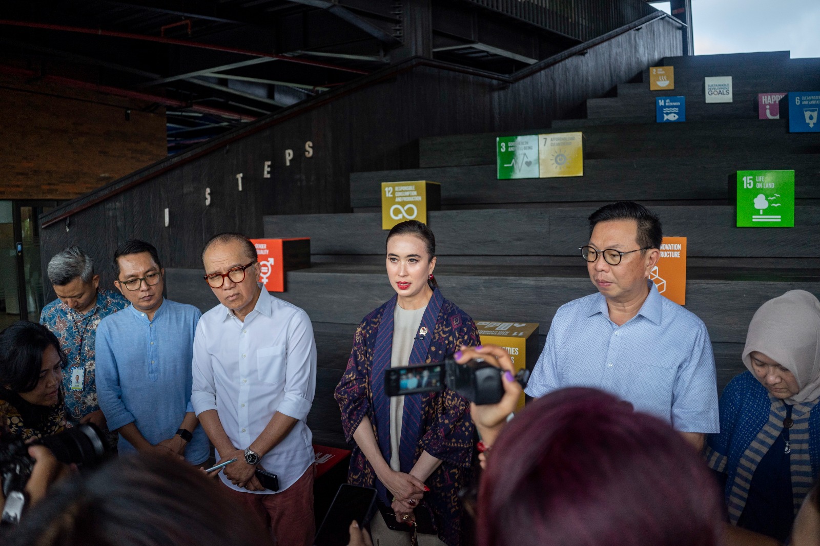 Menteri  Pariwisata, Widiyanti Putri Wardhana (dua dari kanan), dan Direktur Kura-Kura Bali Tantowi Yahya di KEK  pada Rabu, 1 Oktober