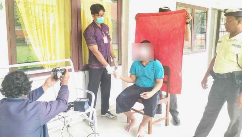 PELAYANAN: Petugas Pemkab Gianyar tengah melakukan perekaman e-KTP kepada warganya yang ODGJ.(Foto:Istimewa)