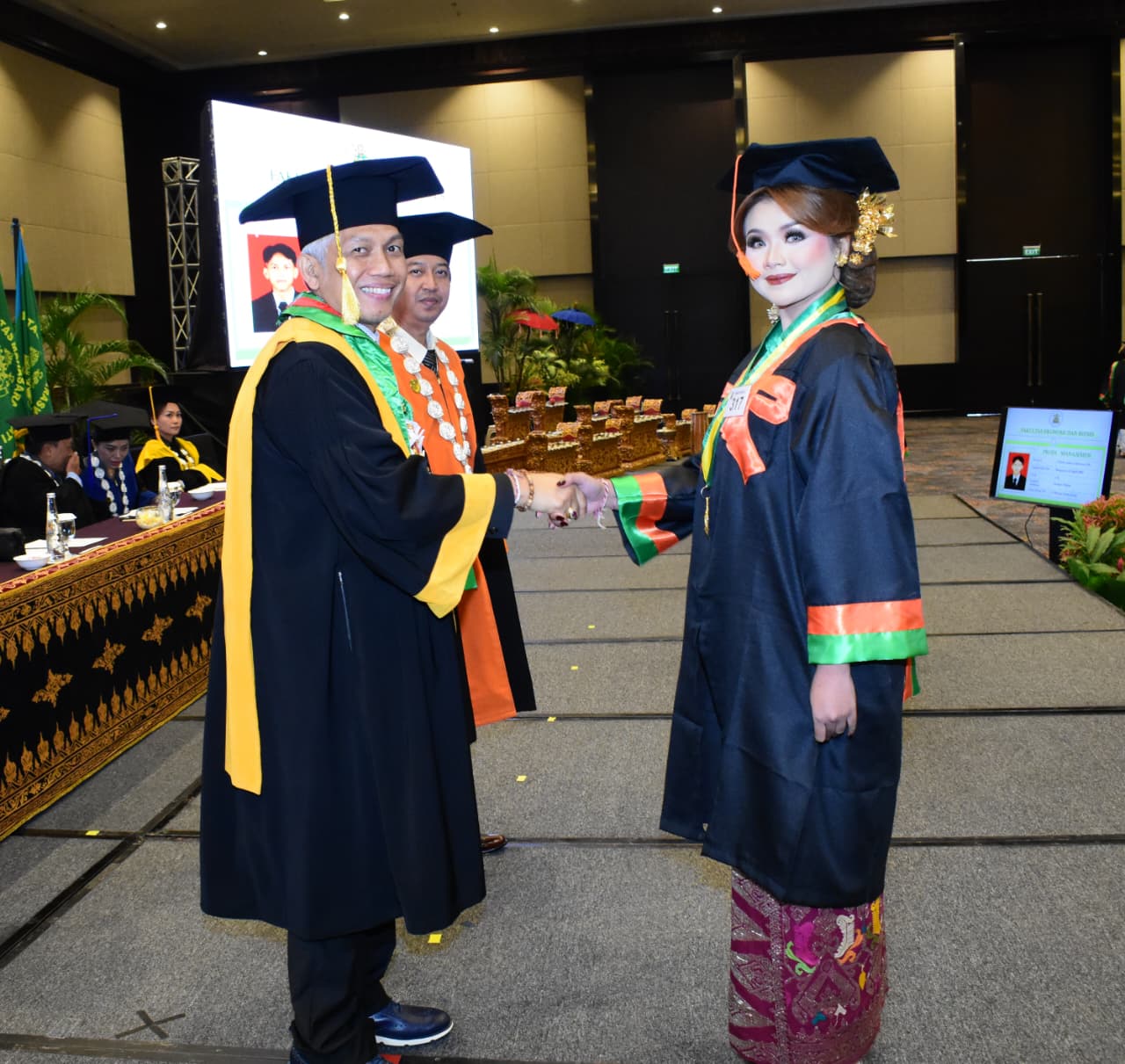 Rektor Unmas Denpasar Prof. Dr. I Ketut Sukewati Lanang Putra Perbawa, S.H., M.Hum. (kiri) saat wisuda di BNDCC, Nusa Dua, Sabtu (4/10/2025).