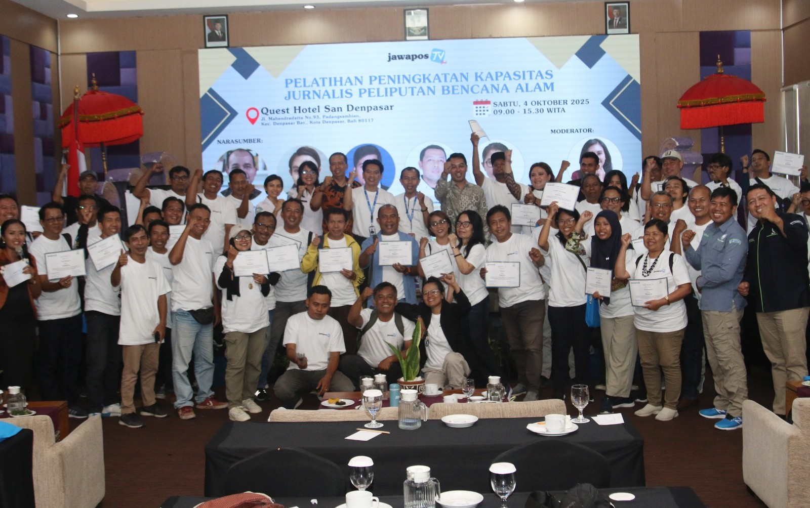 JURNALISME SOLUTIF: Para peserta Pelatihan Peningkatan Kapasitas Jurnalis Peliputan dan Mitigas Bencana di Bali  foto bersama menunjukkan sertifikat di Quest Hotel San Denpasar, Sabtu 4 Oktober 2025.