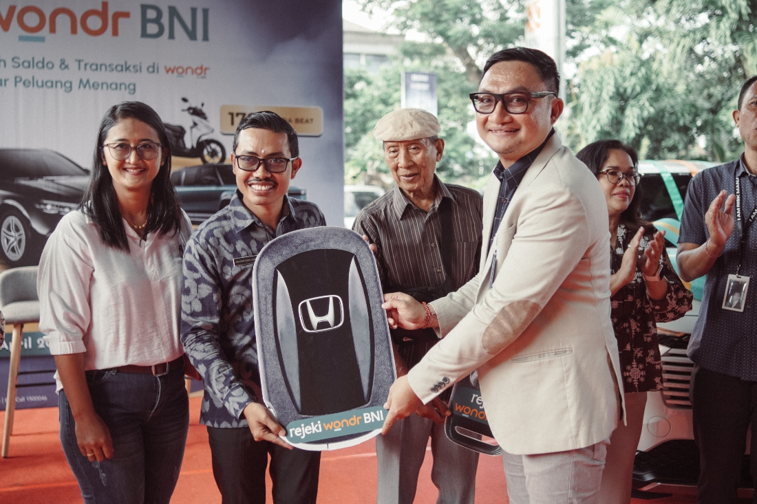 Regional CEO BNI Kantor Wilayah 08, Komang Arya Wira Kusuma Atmaja (kanan) menyerahkan hadiah All New Honda HR-V di Kantor Wilayah 08, Denpasar, Jumat (03/10/2025).