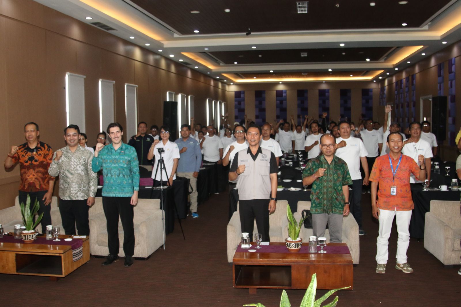 ASAH KEMAMPUAN DAN SKILL: Narasumber, tamu undangan, panitia dan peserta Pelatihan Peningkatan Kapasitas Jurnalis Jawa Pos TV Bali - BMKG foto bersama di pembukaan
