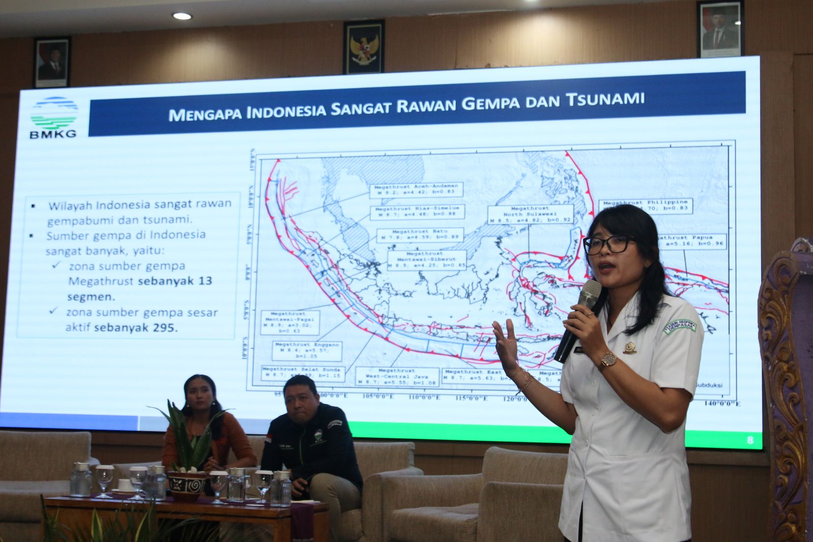WASPADA: Instruktur pelatihan peningkatan kapasitas jurnalis dari BMKG Wilayah III Denpasar Ni Luh Desi Purnami yang membeber masalah kegempaan dan potensi tsunami