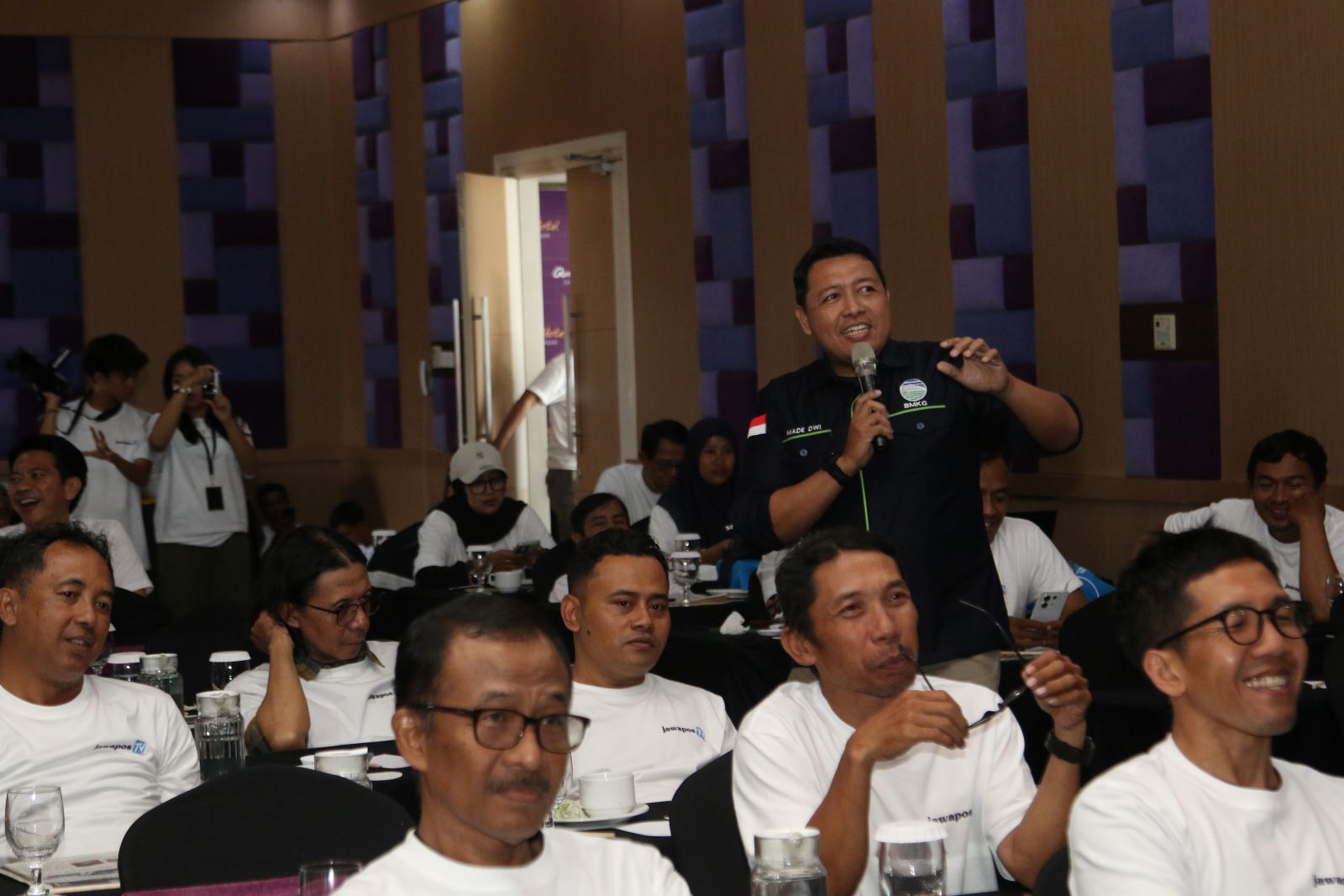 ANOMALI IKLIM: Salah seorang instruktur pelatihan I Made Dwi Wiratmaja memaparkan secara atraktif masalah iklim dan cuaca yang dapat memicu bencana hidrometreologi ditengah peserta