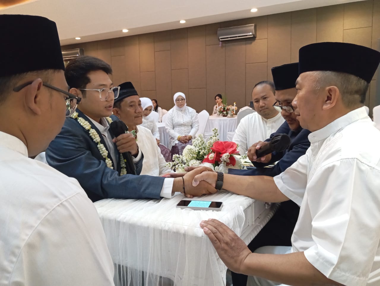 AKAD NIKAH: H Dedy Wahyudi Utomo (kanan) menjabat tangan Mohammad Luthfi di hadapan saksi dan keluarga, pada Sabtu (4/10/2025)