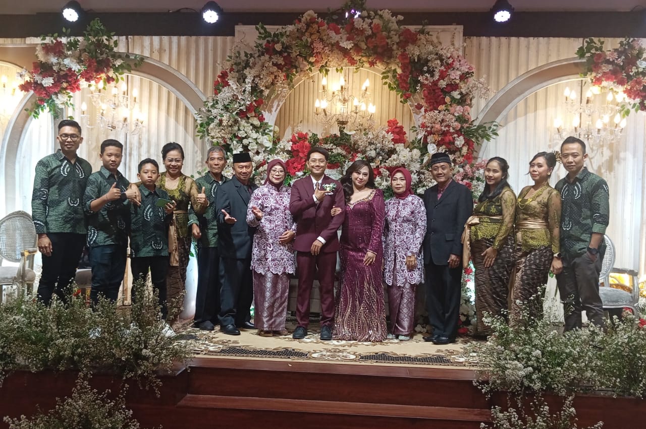 FOTO KELUARGA: Kemeriahan penuh suka cita bersama.