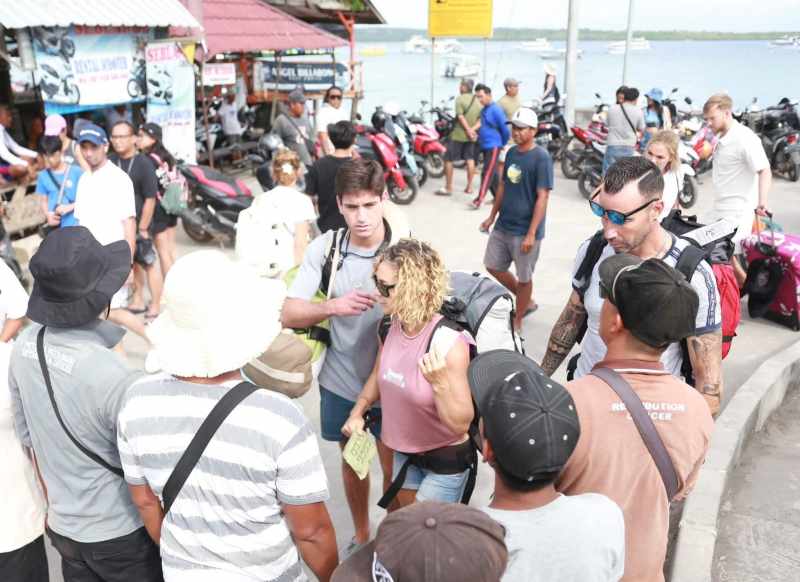 PERKETAT POTENSI PUNGLI : Suasana antrean retribusi wisatawan di Nusa Penida. (ist)