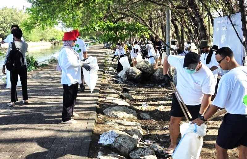 BERSIH-BERSIH PANTAI : Anggota Sea Soldier melakukan aksi bersih-bersih di Pantai Mertasari, Denpasar Selatan.( Foto Marsellus Pampur)