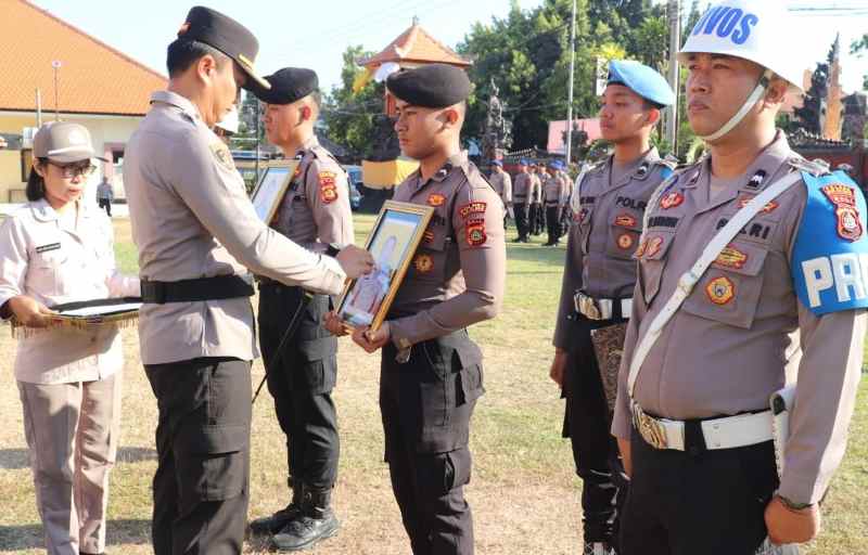 DIPECAT DENGAN TIDAK HORMAT: Upacara PTDH di Polres Buleleng. Dua orang anggotanya diketahui terlibat narkotika dan bolos kerja.(foto:dok.Polres Buleleng)