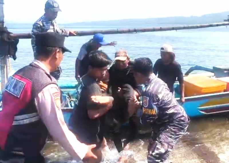 SELAMATKAN PENUMPANG KAPAL: Petugas melakukan evakuasi penumpang kapal jatuh dari kapal di Pelabuhan Gilimanuk. (foto: Pos AL Gilimanuk)