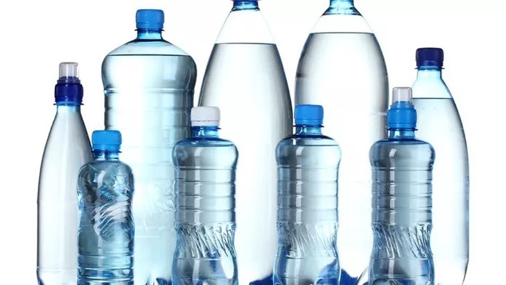 Pengusaha meminta agar SE Gubernur Bali yang melarang produk air mineral kemasan berukuran di bawah 1 liter ditinjau kembali.