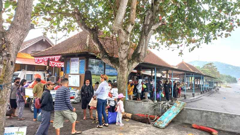 DISELIDIKI : Aktivitas penyeberangan di Pelabuhan Tribuana, Desa Kusamba, Kecamatan Dawan. (dewa ayu pitri arisanti/radar bali)