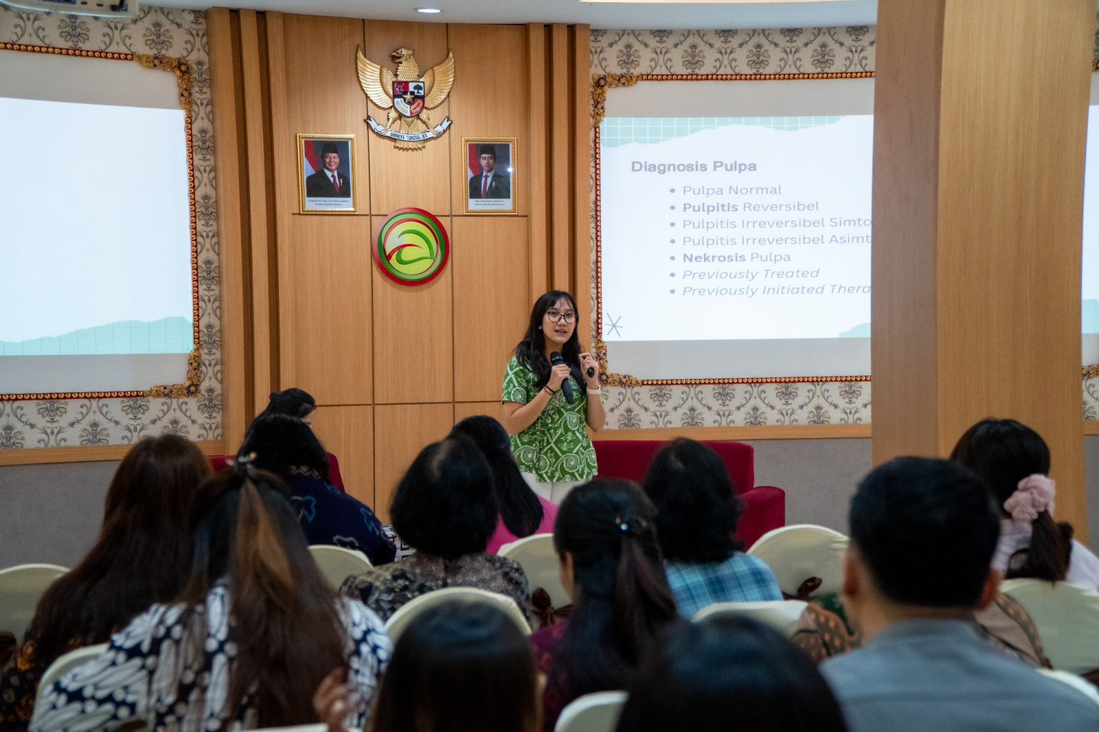 narasumber utama, drg. A.A Istri Devi Wulandari Putra, Sp.KG, menyampaikan materi mengenai penanganan darurat endodontik dan restorasi dalam praktik sehari-hari.