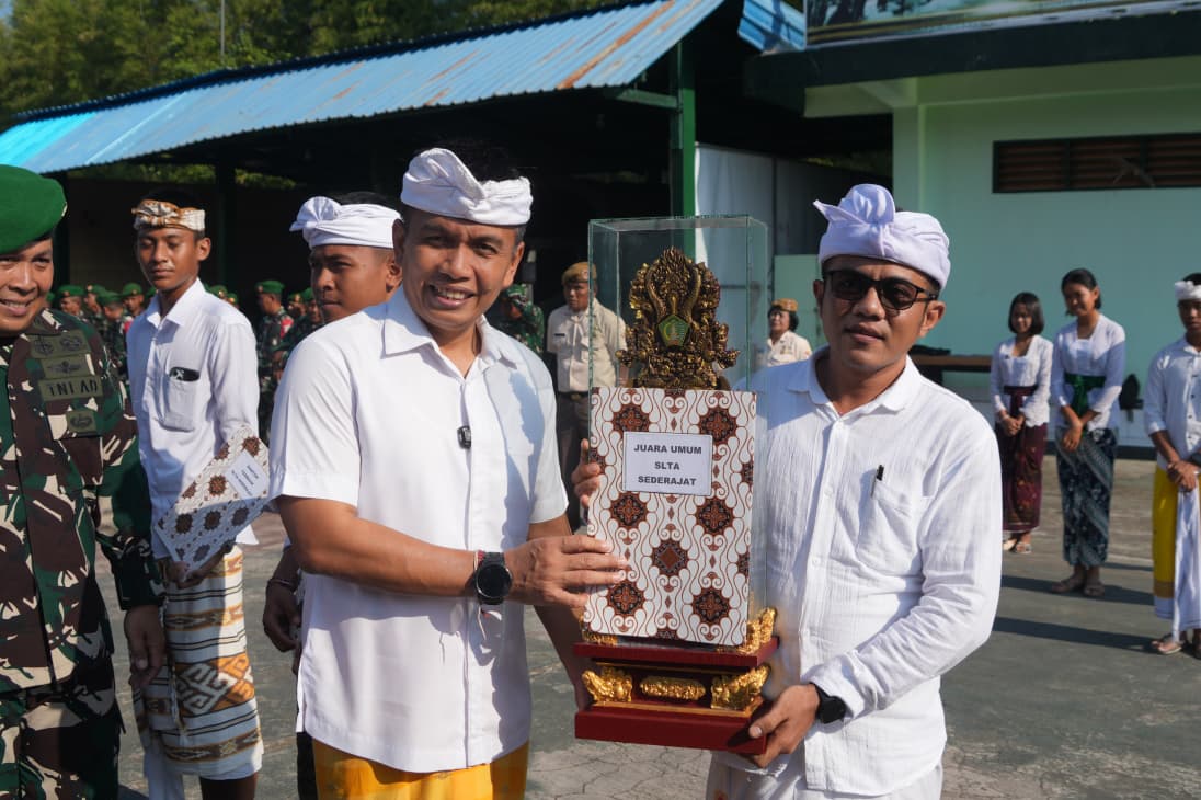 Wakil Bupati Jembrana I Gede Ngurah Patriana Krisna menyerahkan hadiah Lomba PBB Bupati CUP I tingkat SLTP dan SLTA se- Kabupaten Jembrana, Senin (6/10).