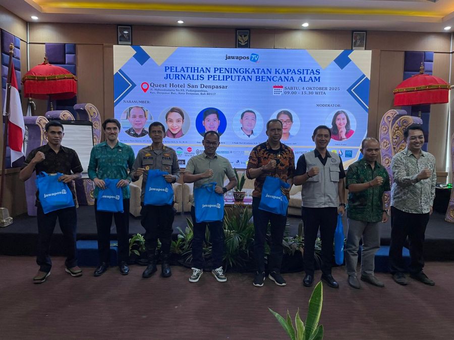 PELATIHAN JURNALIS: Kepala Dinas Kehutanan dan Lingkungan Hidup Bali Made Rentin (tengah) narasumber dan undangan foto bersama usai pembukaan Pelatihan Jurnalis Sabtu 4 Oktober 2025.