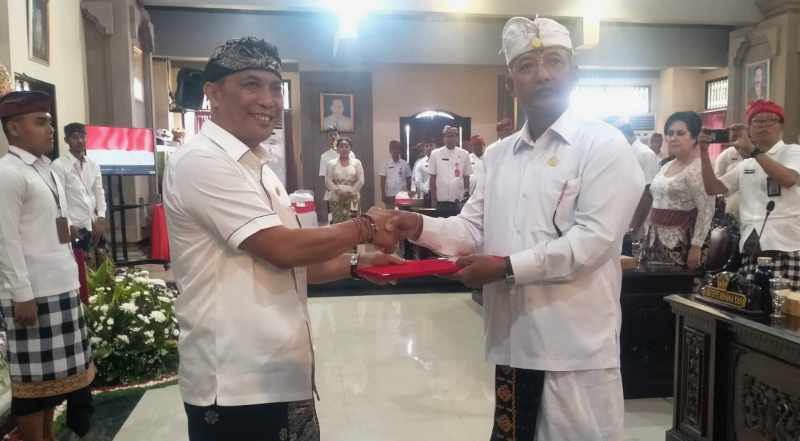 SAH: Suasana prosesi pelantikan I Wayan Sukaja sebagai PAW Anggota DPRD Tabanan dilantik oleh Ketua DPRD Tabanan I Nyoman Arnawa. (Juliadi/Radar Bali)